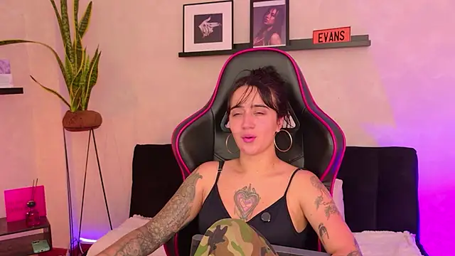 EmmyEvans1のライブXXXチャット