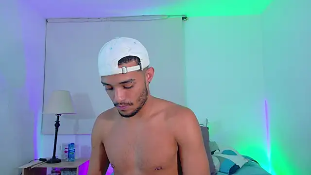 eross_chipre_: διαδικτυακό σόου στην κάμερα