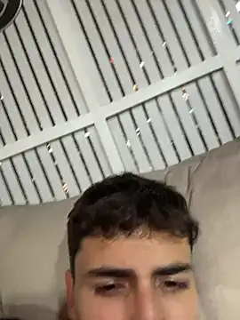 Chatroom XXX en direct de AdrianRinaldi