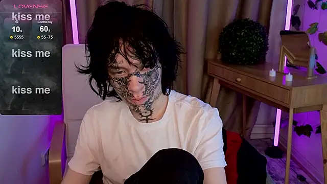 em0_b0y: διαδικτυακό σόου στην κάμερα