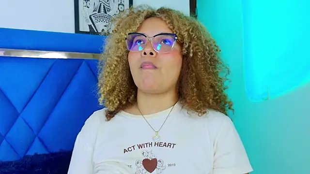 Онлайн чат XXX NiaColusi