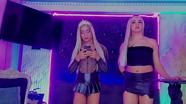 Queens_Wonders_Blonders' Live XXX Chat