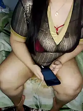 Curvymoza: διαδικτυακό σόου στην κάμερα