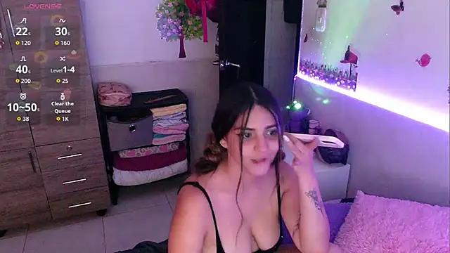 emily_cooper_t Adlı Modelin Canlı XXX Sohbeti