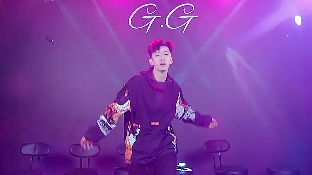 TNT-001 élő XXX-chatje