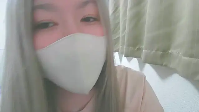 Remi_official élő XXX-chatje