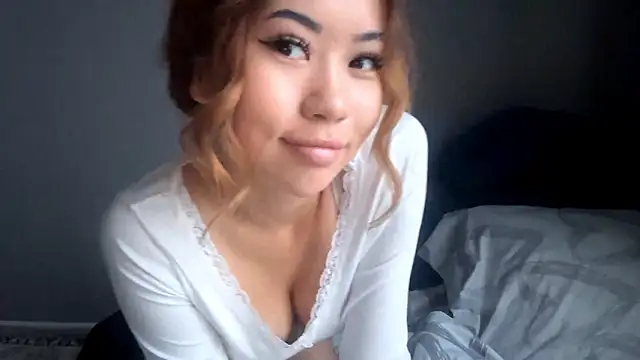 Ur_neighbor_Kira's Webcam Show