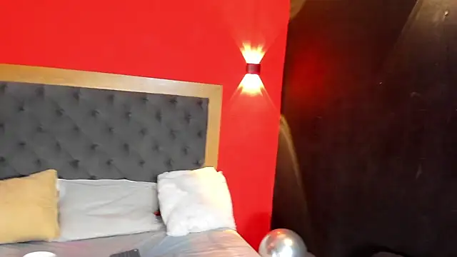 YayaHilton live XXX chat