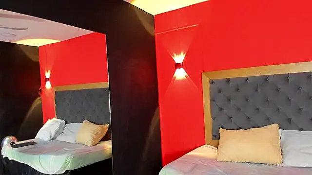 YayaHilton Adlı Modelin Canlı XXX Sohbeti