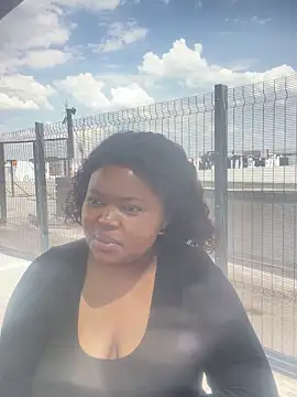 Curveysinaa élő XXX-chatje