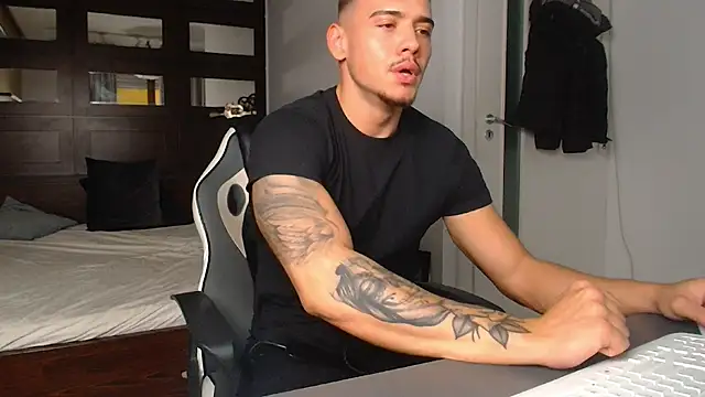 ElijahThorne's Live XXX Chat