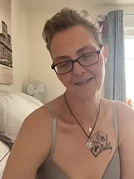 Curvy-Jinx Chat XXX live