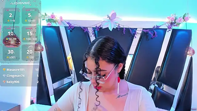 antonelllepiercee élő XXX-chatje