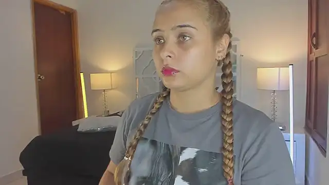 Онлайн чат XXX MikaelaStone