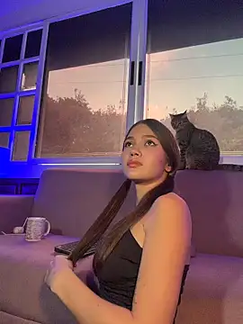 Pertunjukan Kamera Web EmmaJhoons