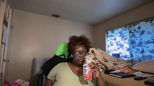 -Yagurlwest's Live XXX Chat