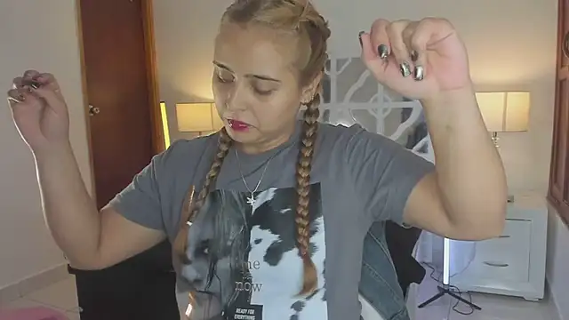 MikaelaStoneのライブXXXチャット