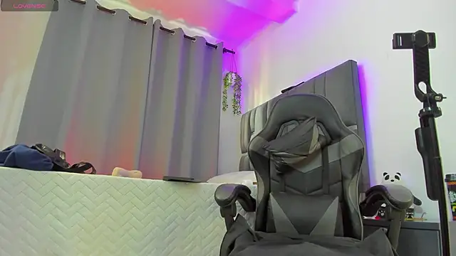 noah_corvelle: διαδικτυακό σόου στην κάμερα