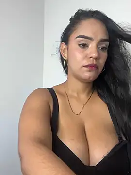 Sara-77 Adlı Modelin Canlı XXX Sohbeti