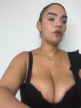 Sara-77 Adlı Modelin Canlı XXX Sohbeti