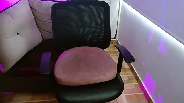 milfrousse 现场XXX聊天