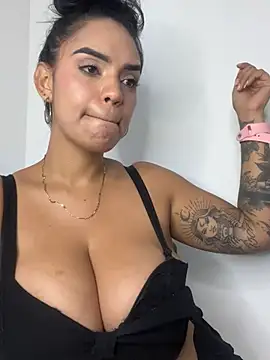 Sara-77's Webcam Show