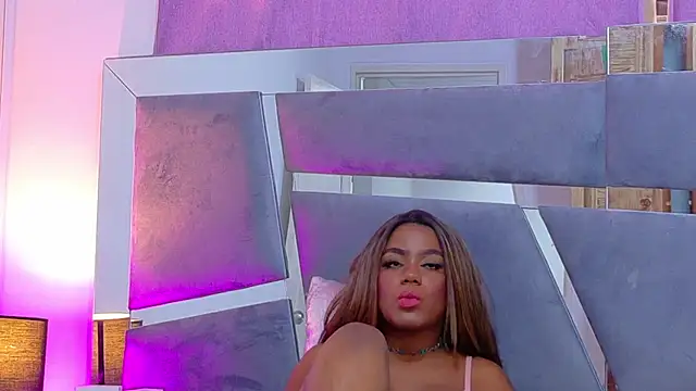 LorraiineJohnson Adlı Modelin Canlı XXX Sohbeti