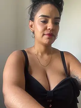 Sara-77 Adlı Modelin Canlı XXX Sohbeti