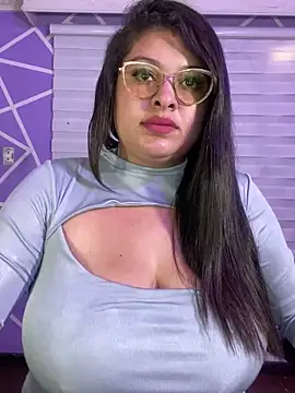 MiiaaJoness' Live XXX Chat