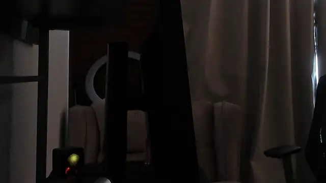 nickyvg: διαδικτυακό σόου στην κάμερα