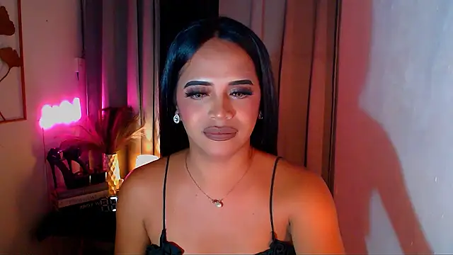 Lorainnelustts: διαδικτυακό σόου στην κάμερα