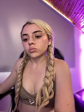 Mia_blondee_ élő XXX-chatje