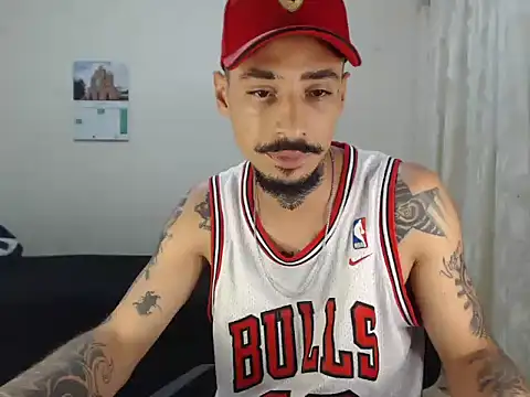 emiliano_hottt's Webcam Show