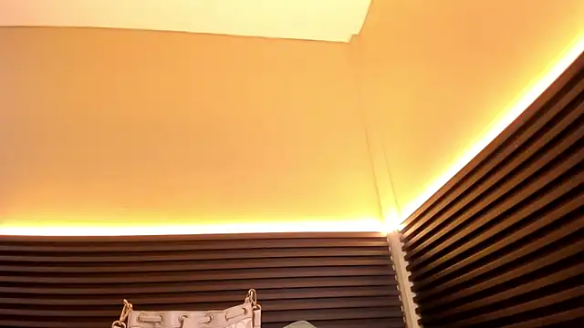 Lucy_Strong Chat XXX in diretta