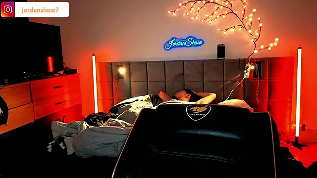 JordanShow's Live XXX Chat