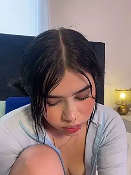 Lily_Woodz:  διαδικτυακό σόου στην κάμερα