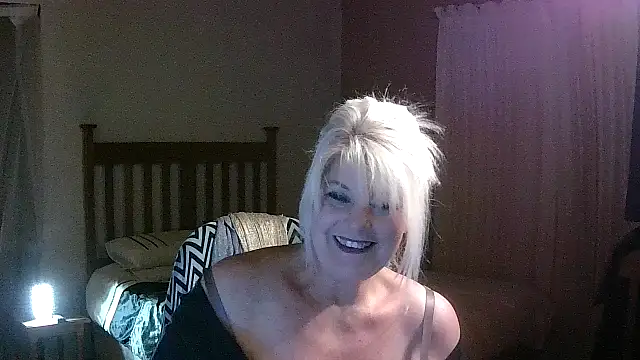 Chatroom XXX en direct de Miahotmilf