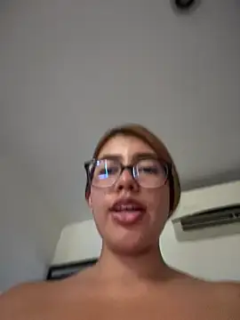 sara_calderon's Live XXX Chat