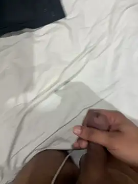 Brownadam111: διαδικτυακό σόου στην κάμερα