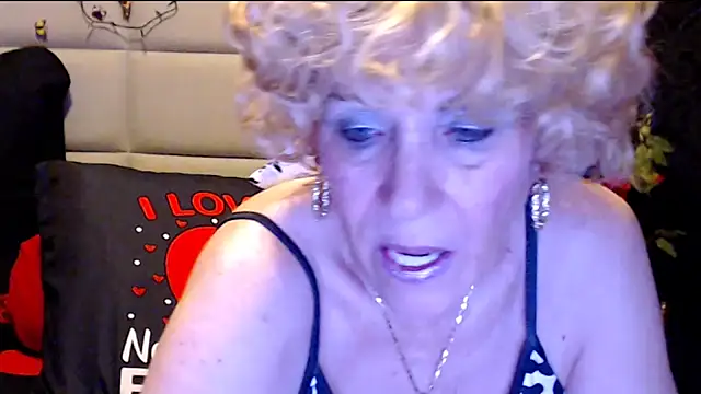 HappyWomanOn Chat XXX live