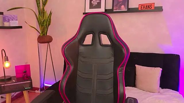 EmmyEvans1's Live XXX Chat