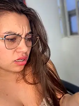 LIZ-06_ Adlı Modelin Canlı XXX Sohbeti