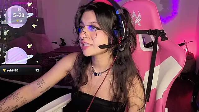 larah_uwu's Live XXX Chat