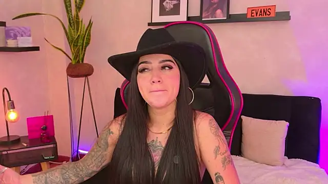 EmmyEvans1's Live XXX Chat