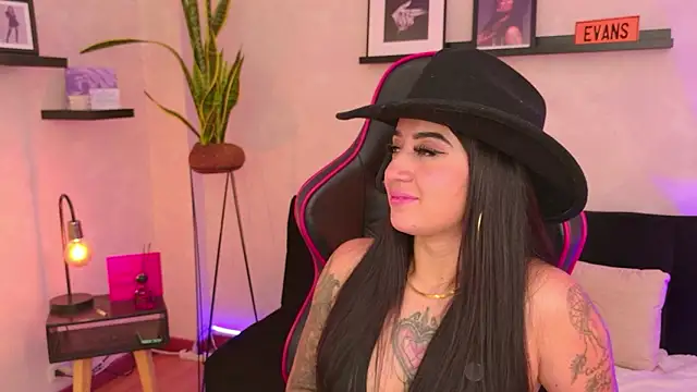 EmmyEvans1 Adlı Modelin Canlı XXX Sohbeti