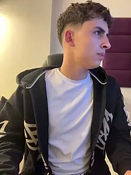 AdrianRinaldi: διαδικτυακό σόου στην κάμερα