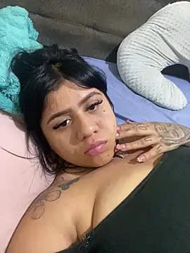 Luna_bigtitss777 élő XXX-chatje