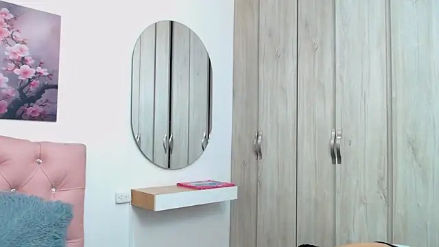 pinky_f00x's Live XXX Chat