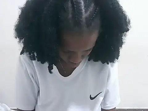 prettybeee: διαδικτυακό σόου στην κάμερα