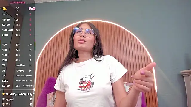 NayeCloud élő XXX-chatje